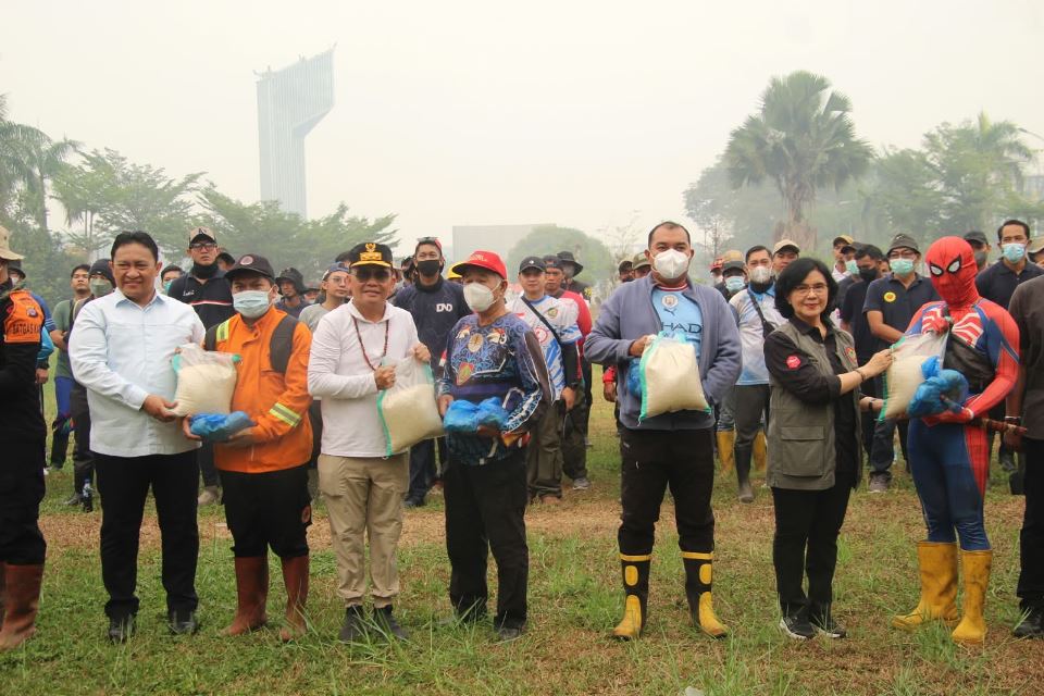 Pemprov Kalteng Bagikan Paket Sembako kepada 324 Relawan Karhutla