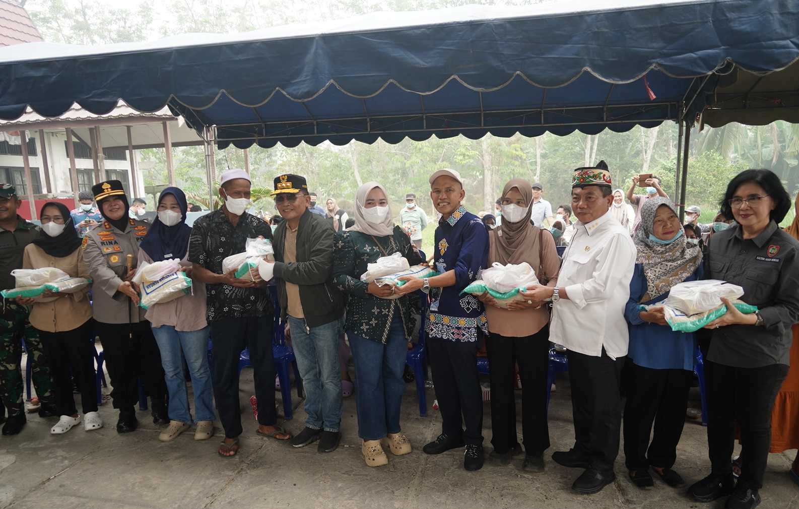 Gubernur Kalteng Salurkan Bantuan Sembako dan Air Bersih di Kapuas