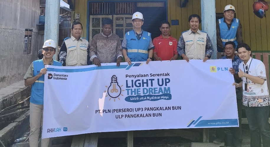 Semarak HPN, PLN UP3 Pangkalan Bun Nyalakan Listrik Gratis bagi 10 Pelanggan