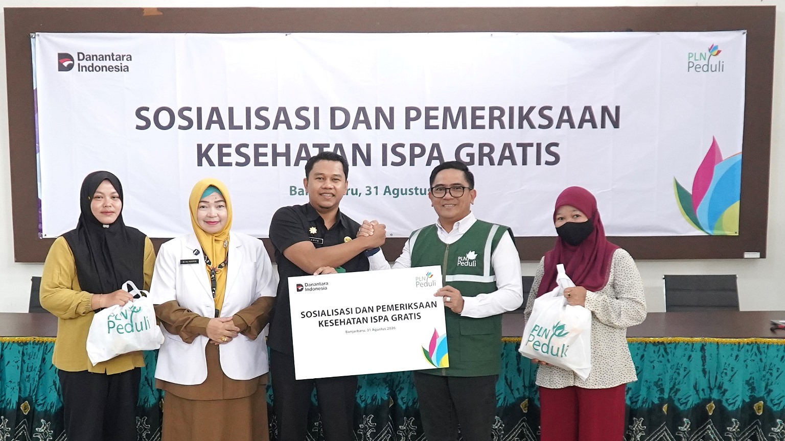 Peduli Dampak Karhutla, PLN Kalselteng Salurkan Paket Nutrisi dan Edukasi Kesehatan