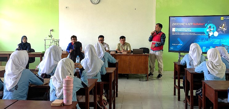 PLN Edukasi Keselamatan Ketenagalistrikan Siswa SMKN 1 Kuala Pembuang