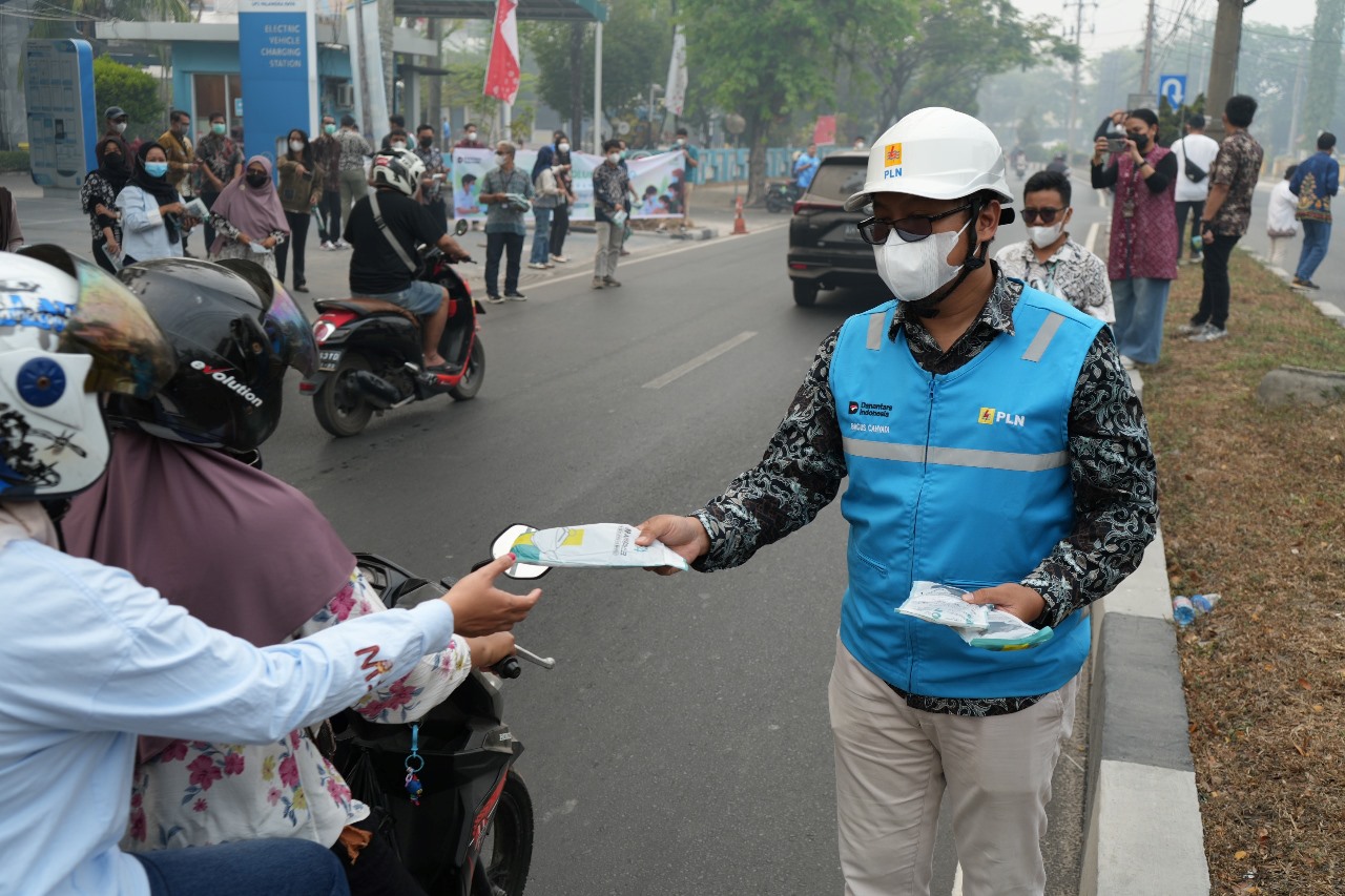 Peduli, PLN Berbagi 1.500 Masker ke Warga Palangka Raya