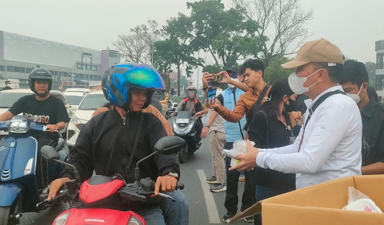 Peduli Kesehatan Warga, Gubernur Kalteng Berbagi Masker ke Masyarakat 
