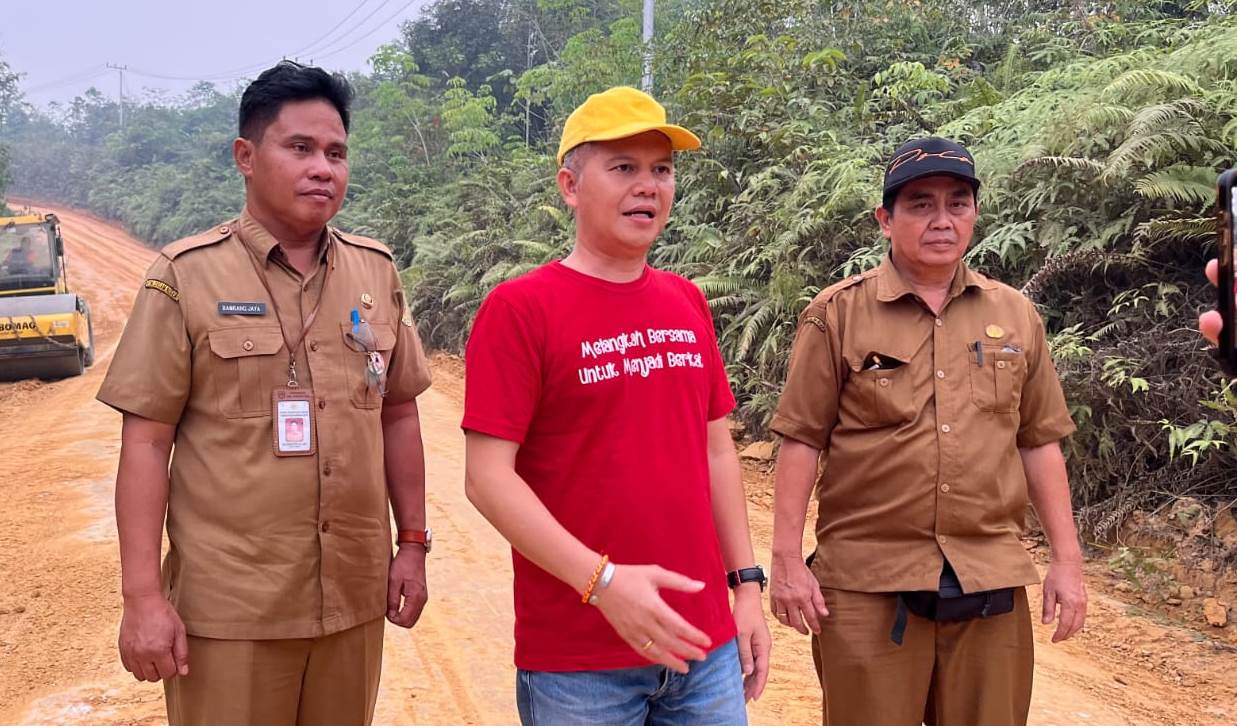 Bupati Gumas Tinjau Perbaikan Ruas Jalan Tumbang Sian-Napoi