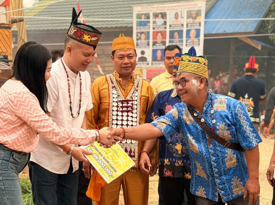 Bupati Gumas Serahkan Bantuan untuk Tiwah di Desa Tanjung Karitak