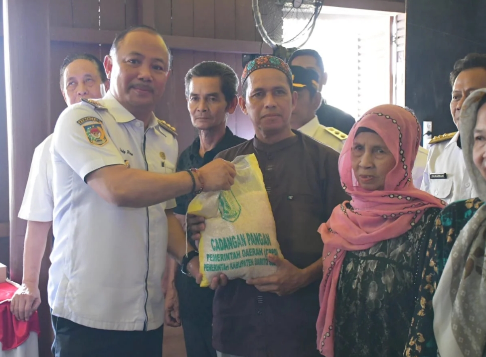 Bupati Barsel Salurkan Bansos, Cadangan Pangan dan Bantuan Keluarga Berisiko Stunting di Jenamas