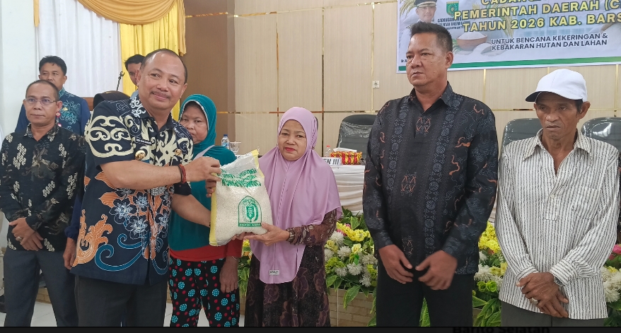 Bantu Ringankan Beban Warga, Bupati Barsel Salurkan Cadangan Pangan hingga Paket Gizi di Karau Kuala