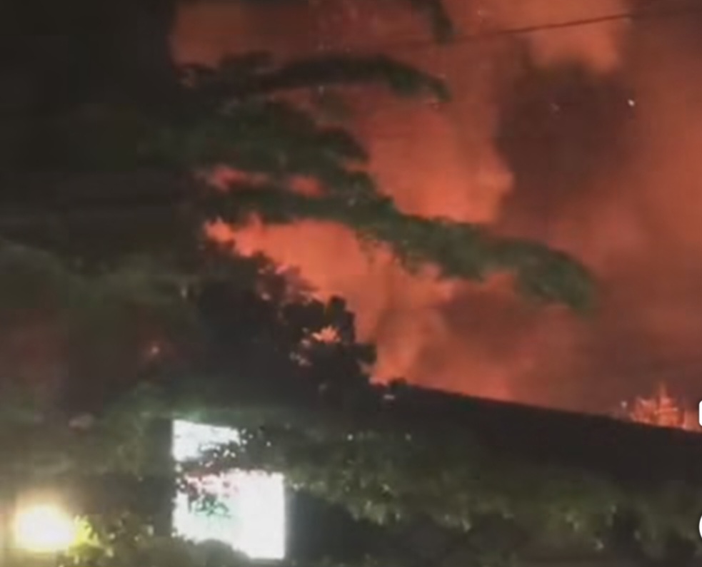 Rumah Kosong di Jalan Teuku Umar Berkobar Malam Hari