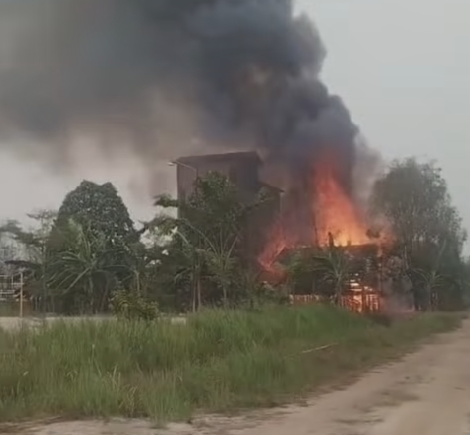 Rumah dan Bangunan Walet di Jalan Soekarno Berkobar