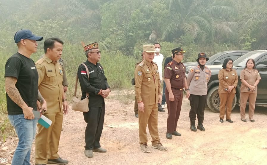 Bupati Gumas Tinjau Lahan Sengketa antara Masyarakat dengan PT BMB