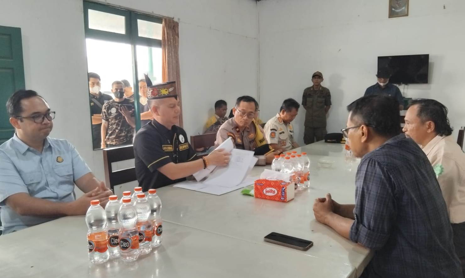 Bupati Gumas Serahkan SK Penghentian Sementara Usaha Perkebunan PT BMB