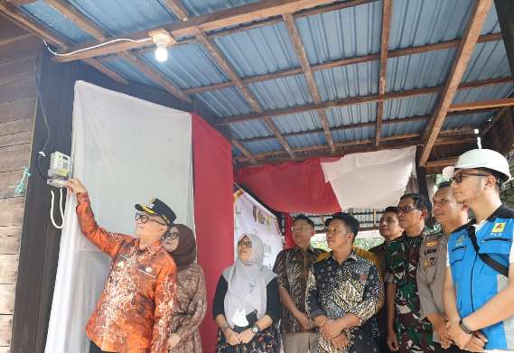 104 Keluarga di Pamarangan Kiwa Nikmati Listrik PLN