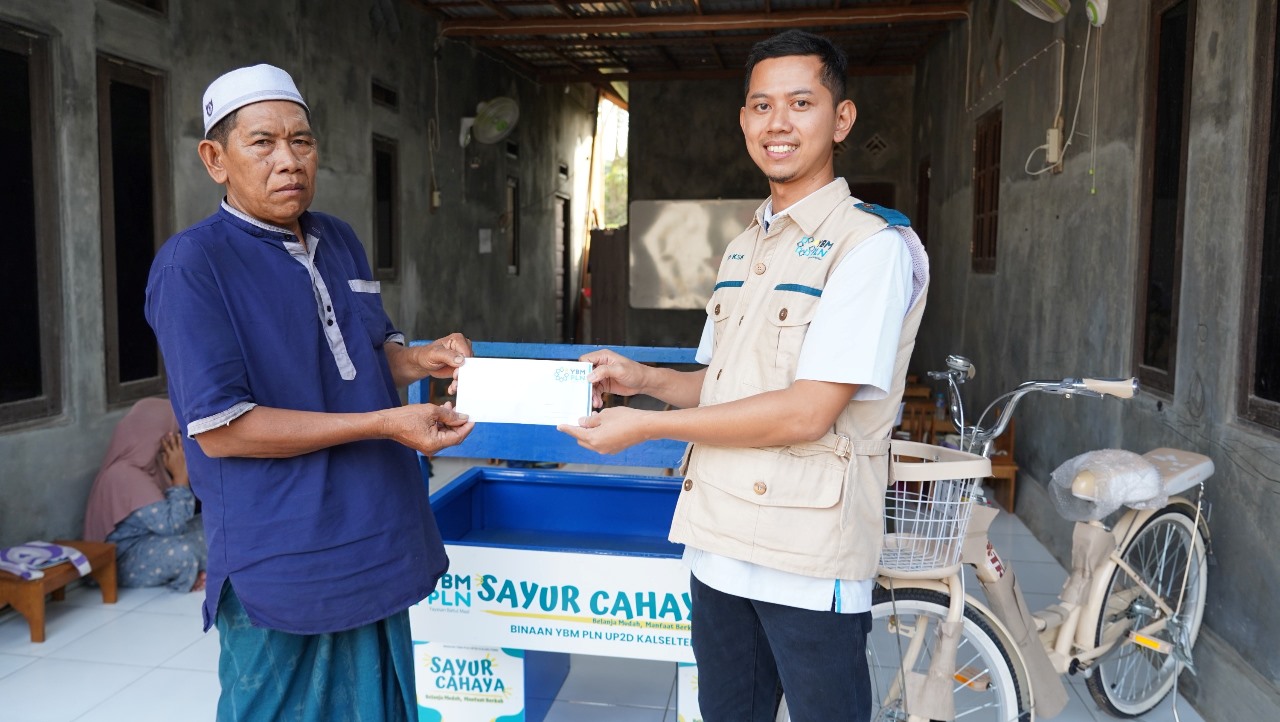 Dukung Usaha, YBM PLN Kalselteng Salurkan Bantuan Gerobak untuk Pedagang Sayur