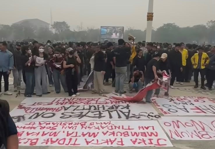 Ratusan Massa AMKM Geruduk Kantor Gubernur Kalteng
