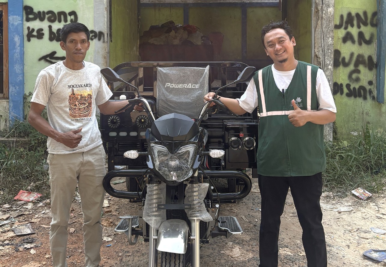 Dukung Pengelolaan Sampah, PLN Kalselteng Bantu Motor Roda Tiga untuk TPS 3R Ar Rahmah