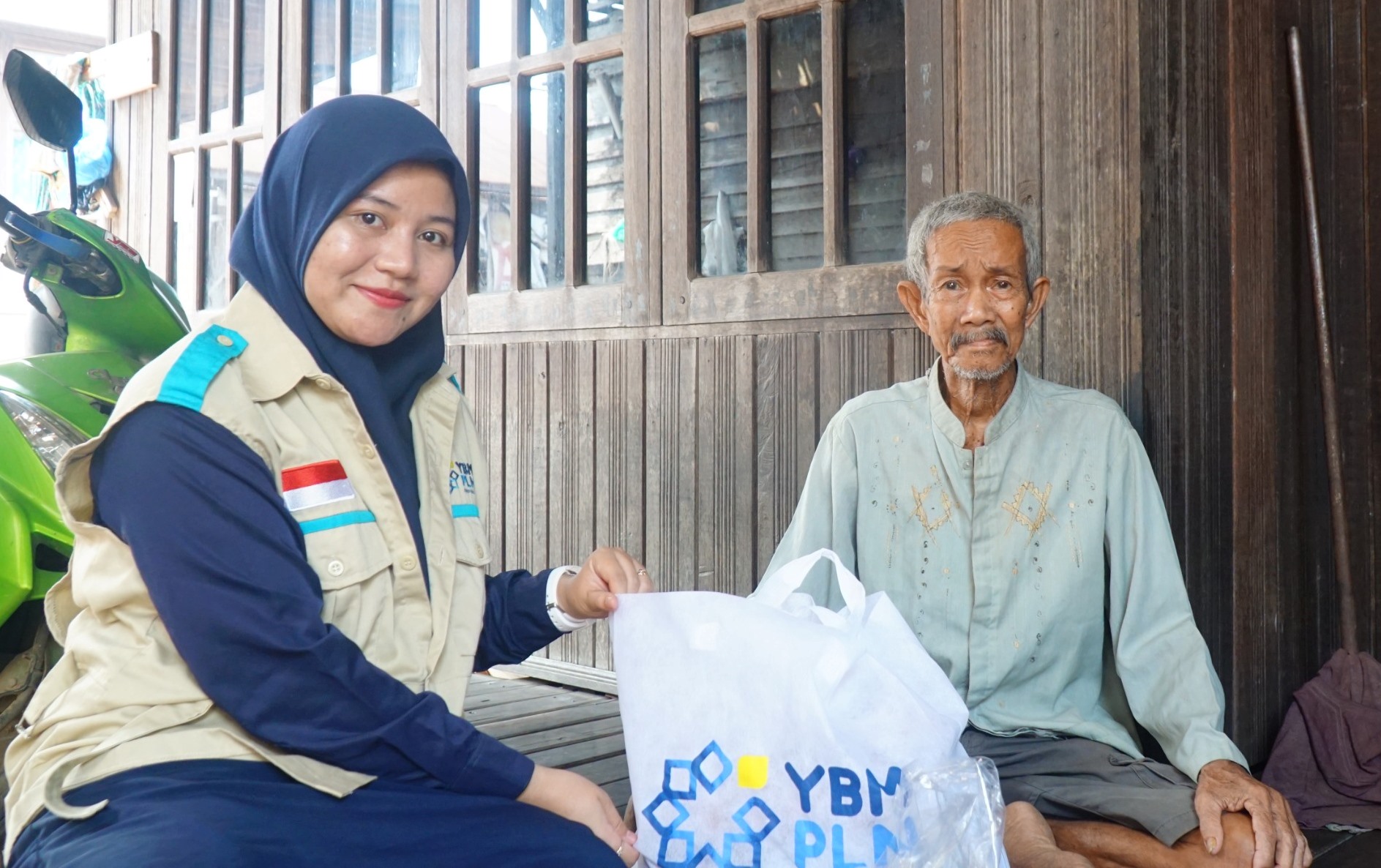 YBM PLN Kalselteng Berbagi Paket Nutrisi ke Lansia dan Anak Dhuafa Banjarmasin 